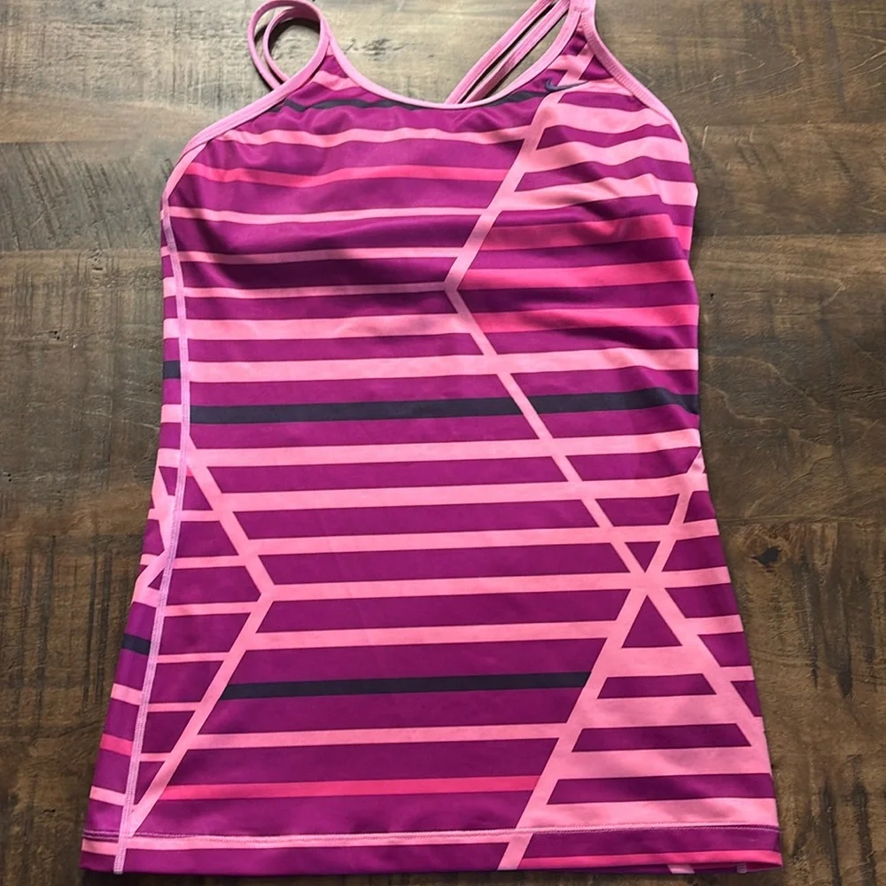 NWOT Nike workout top - Picture 1 of 4